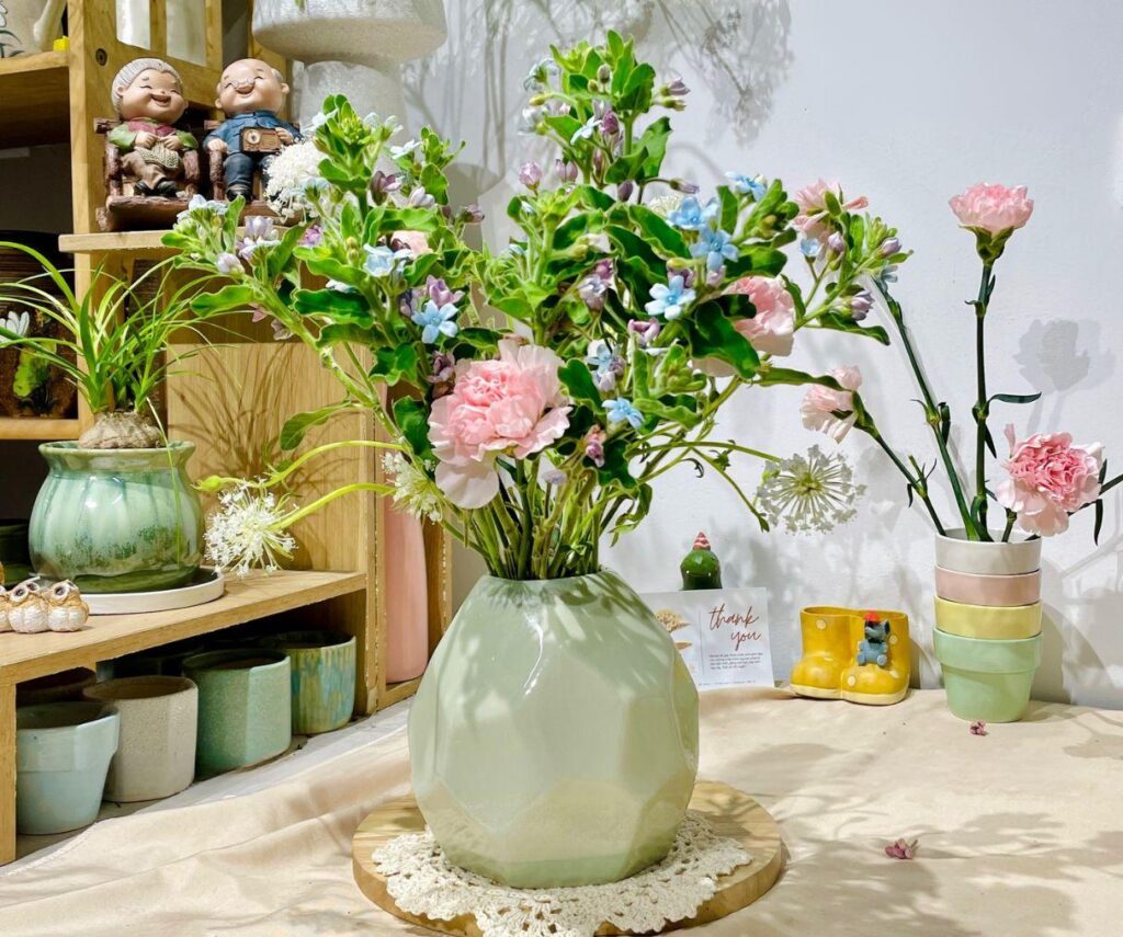 Mẫu bình hoa gốm sứ Bát Tràng tao nhã cắm hoa ngày tết